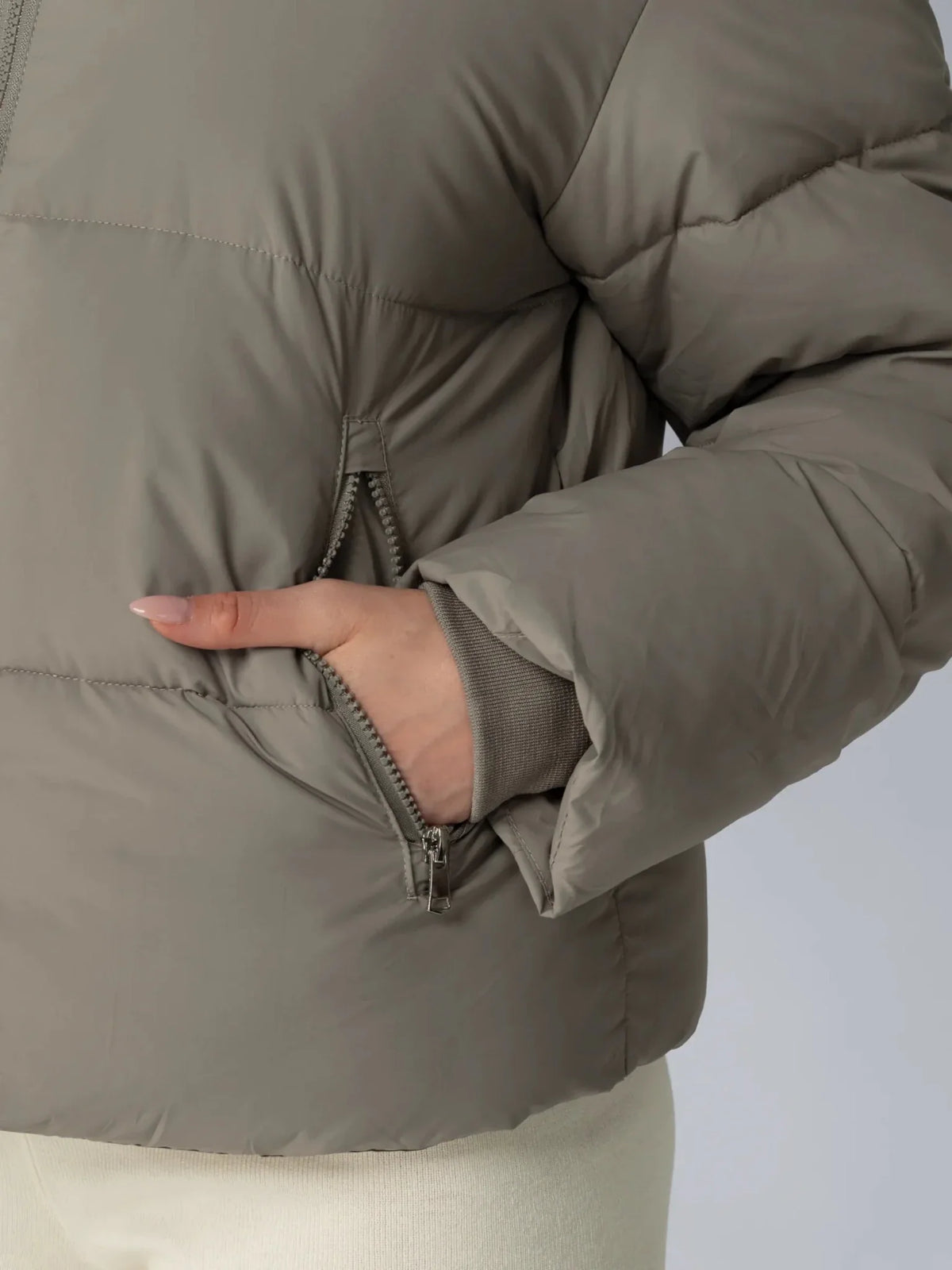 Krótka, pikowana kurtka WarmCore™ Classic z odpinanym kapturem